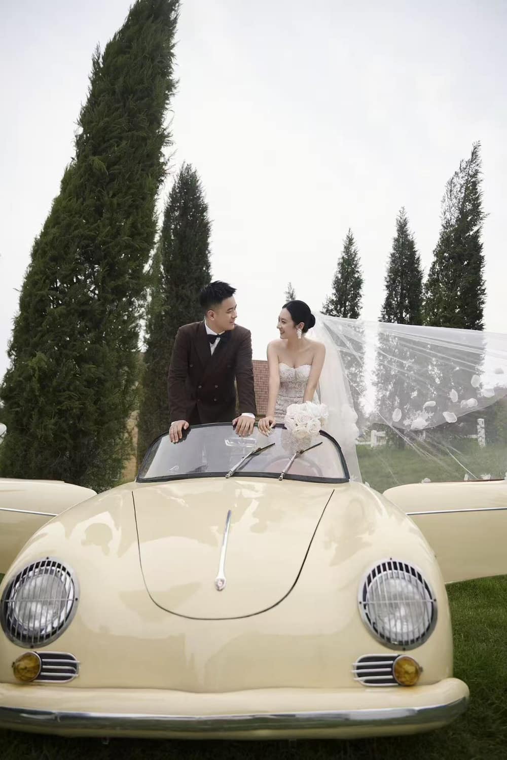 新人与复古婚车